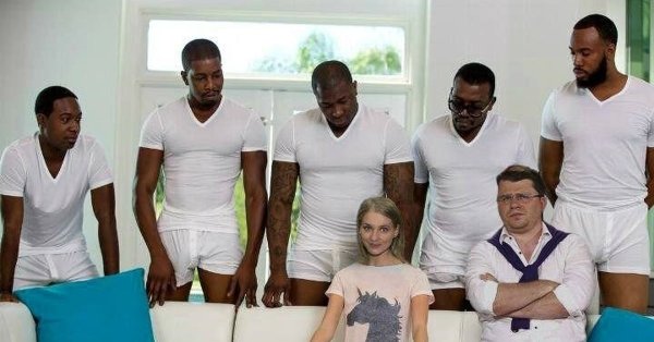 Девушка в окружении негров