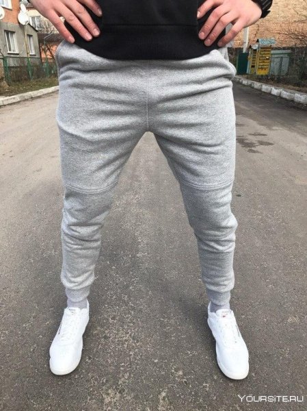 Мужчина в серых спортивных штанах