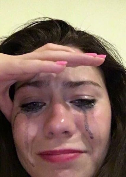 Женщина рыдает