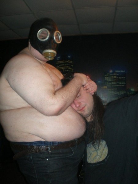 Жирный мужик в противогазе