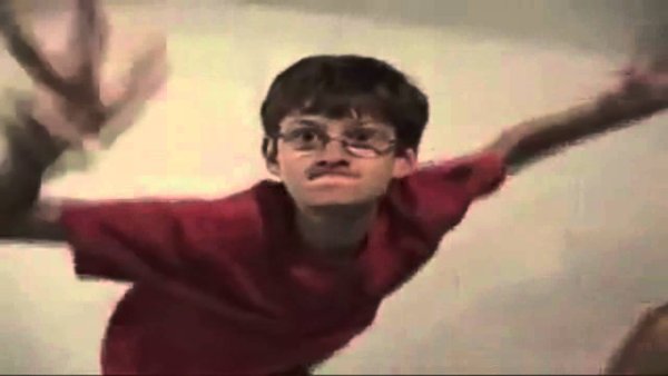 Пацан в очках танцует