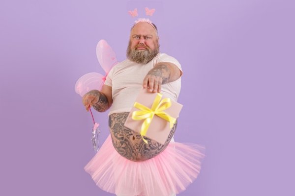 Мужик в костюме феечки