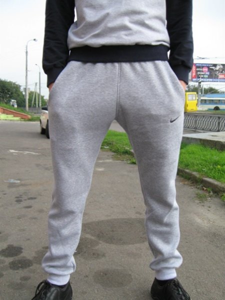 Член в серых спортивных штанах