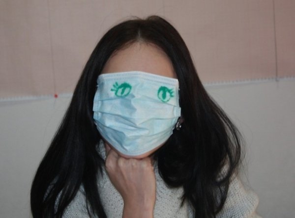 Женщина в маске медицинской