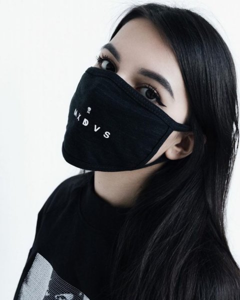 Девочка в маске