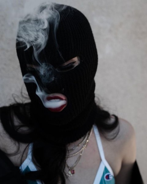 Девушка в черной маске