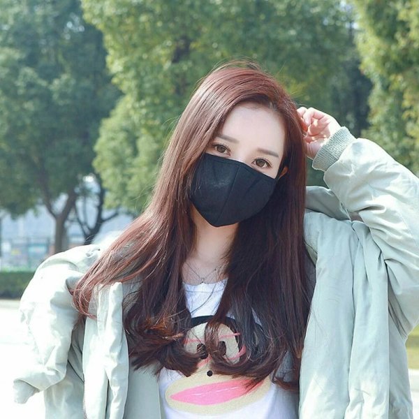 Девочка в маске