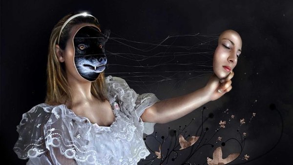 Женщина под маской