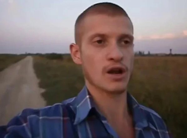 Человек идущий к реке