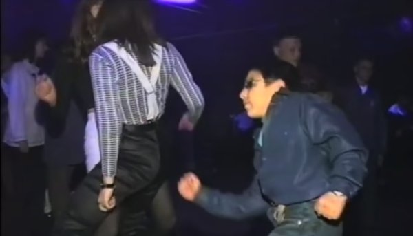 Мальчик танцует на дискотеке