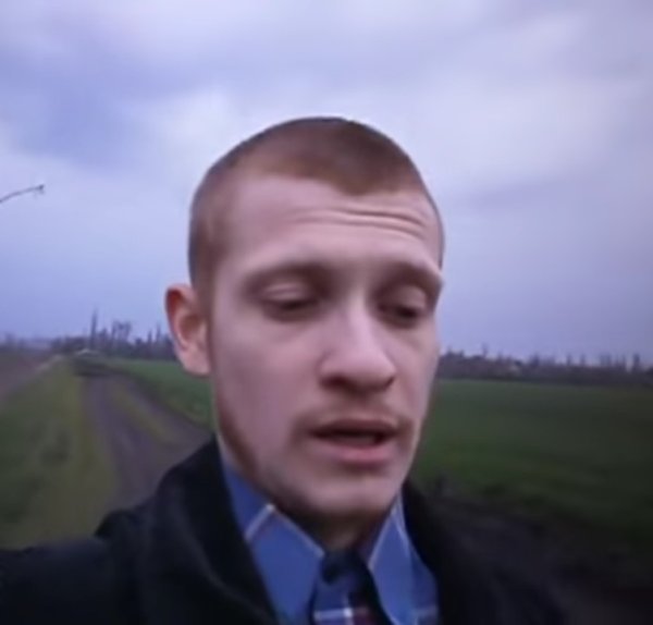 Чувак идущий к реке