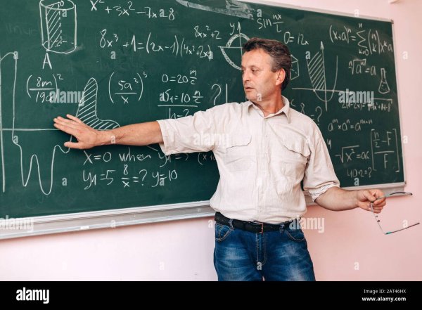 Учитель объясняет у доск