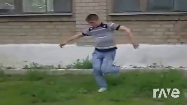 Прыгает с крыши и танцует