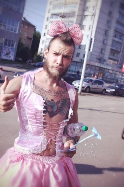 Мужчина в розовом платье