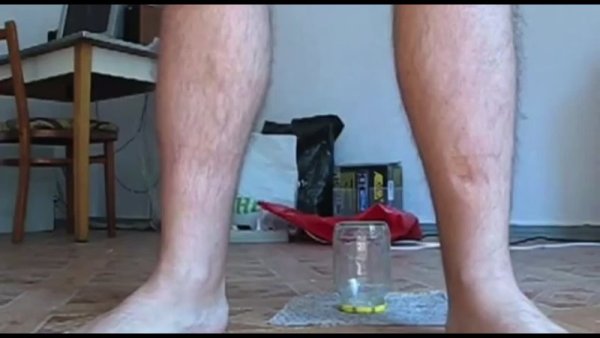 Мужик сел на стеклянную банку