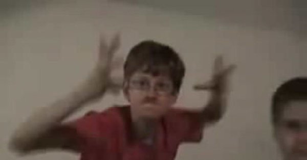 Танцующий школьник