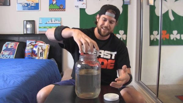 Мужчина и банка оригинал