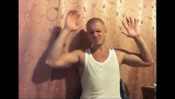 Чувак идущий к реке