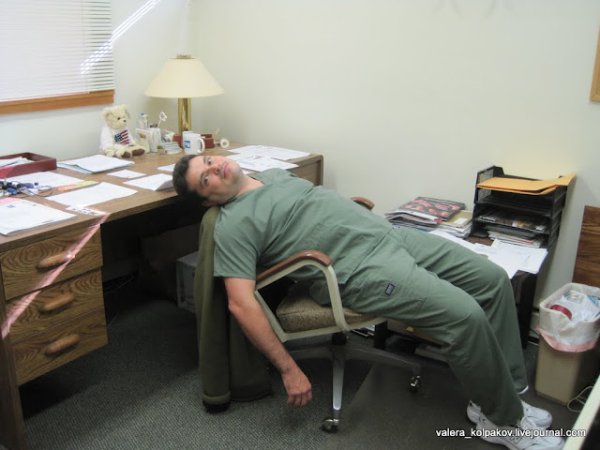 Уставший человек после работы