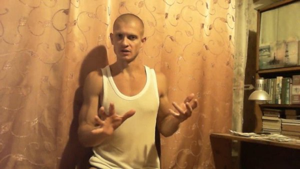 Мужик идущий к реке