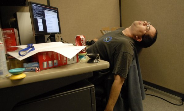 Спит на работе