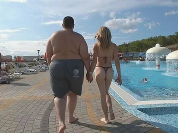 Толстый парень и стройная девушка