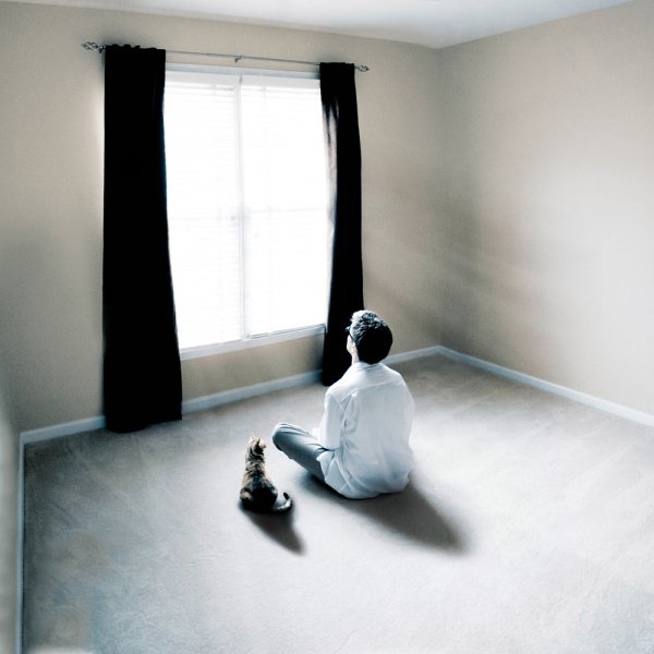 Человек в пустой комнате