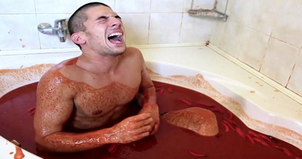 Мужчина купается в ванне