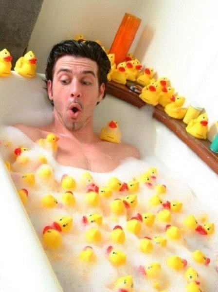 Мужчина в ванне с утками