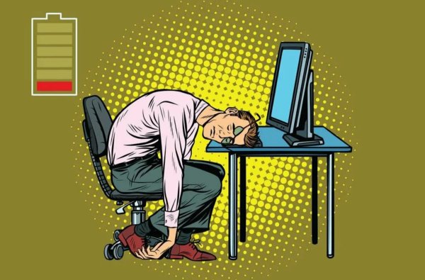 Усталый человек за компьютером