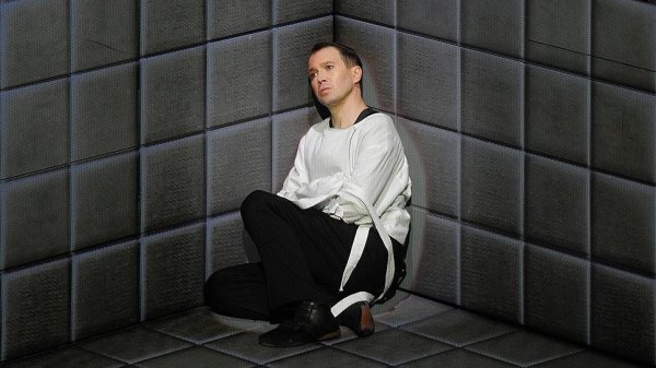 Псих в смирительной рубашке