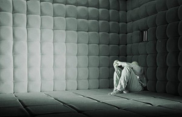 Белая мягкая комната