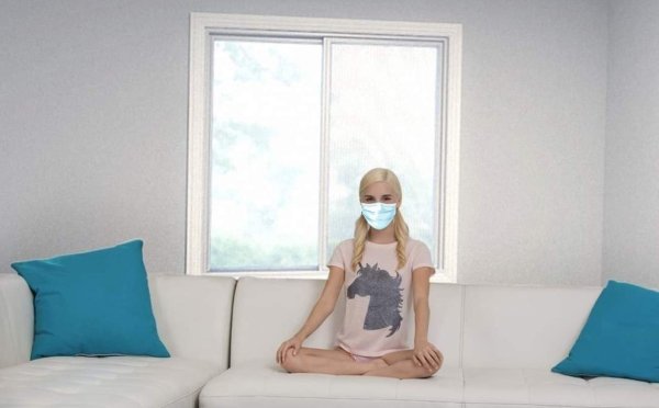 Мем с девушкой на диване