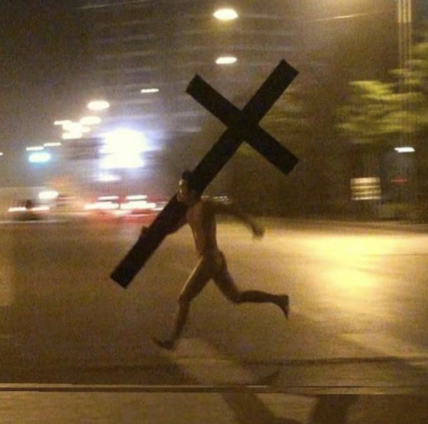 Парень с крестом