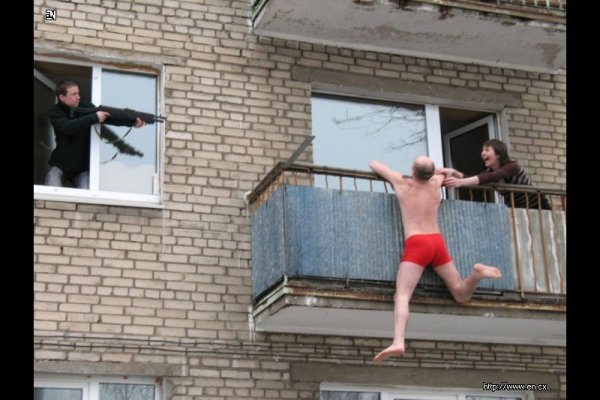 Мужик на балконе