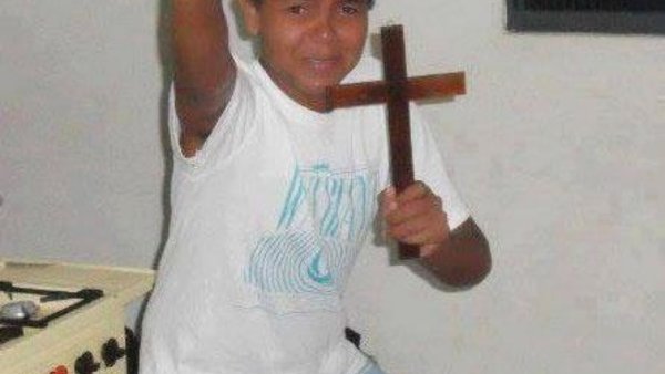 Держит крест