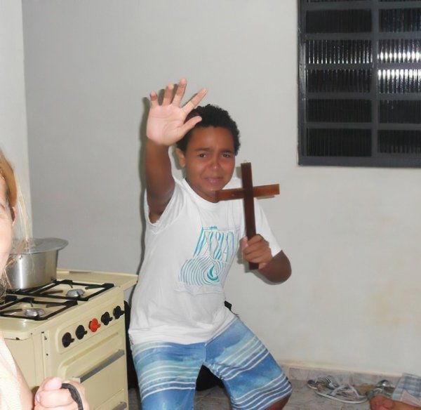 Пацан с крестом Мем