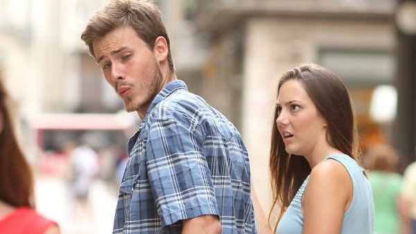 Человек оборачивается назад