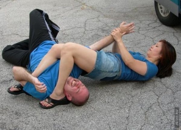 Парень с девушкой борятся