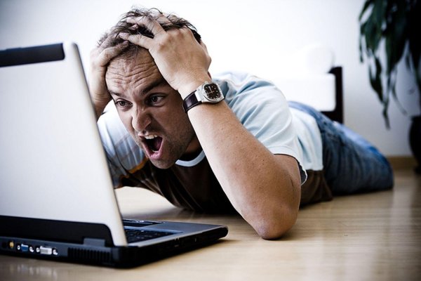 Мужчина с компьютером