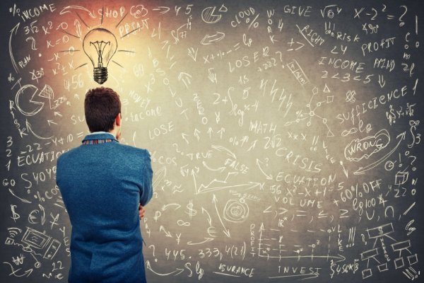 Ученый пишет на доске