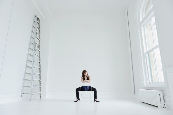 Человек в белой комнате