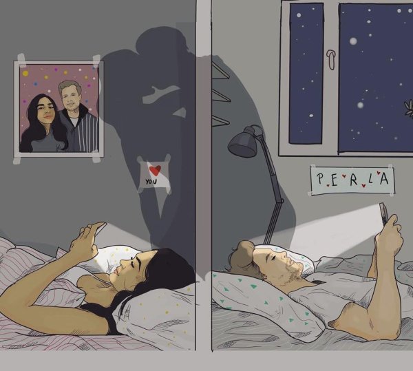 Парень и девушка переписываются в кровати