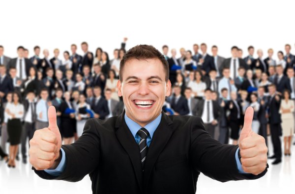 Показывает большой палец