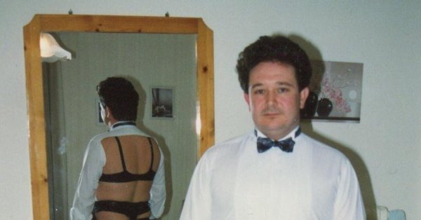 Мужик в костюме отражение в зеркале