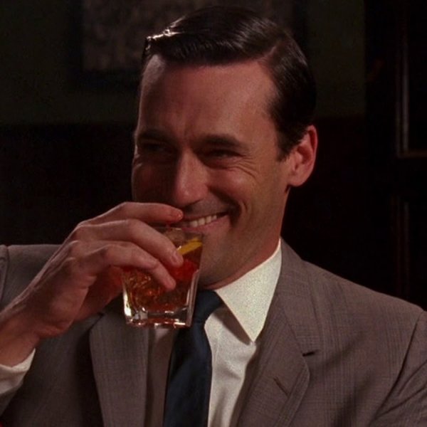 Джон Хэмм с виски смеется