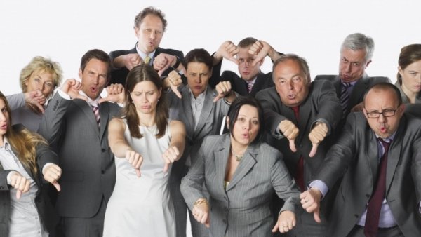 Толпа и один человек показывает большой палец