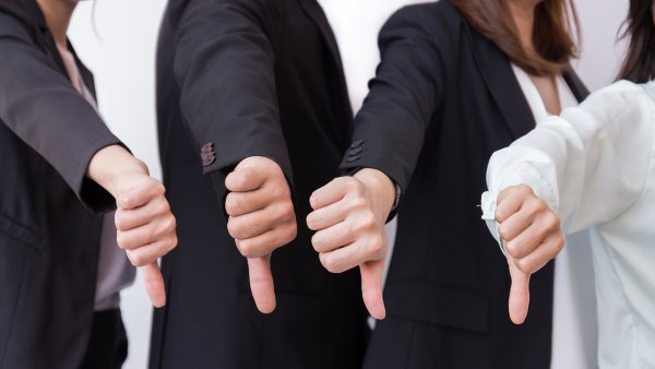 Человек показывает дизлайк