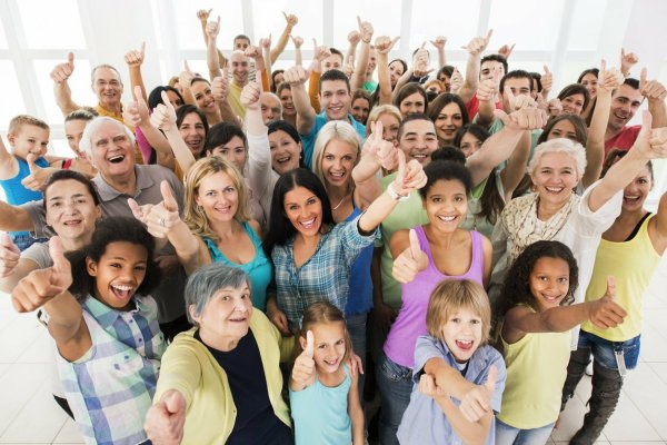 Толпа счастливых людей