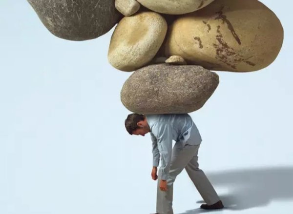 Человек несет камень